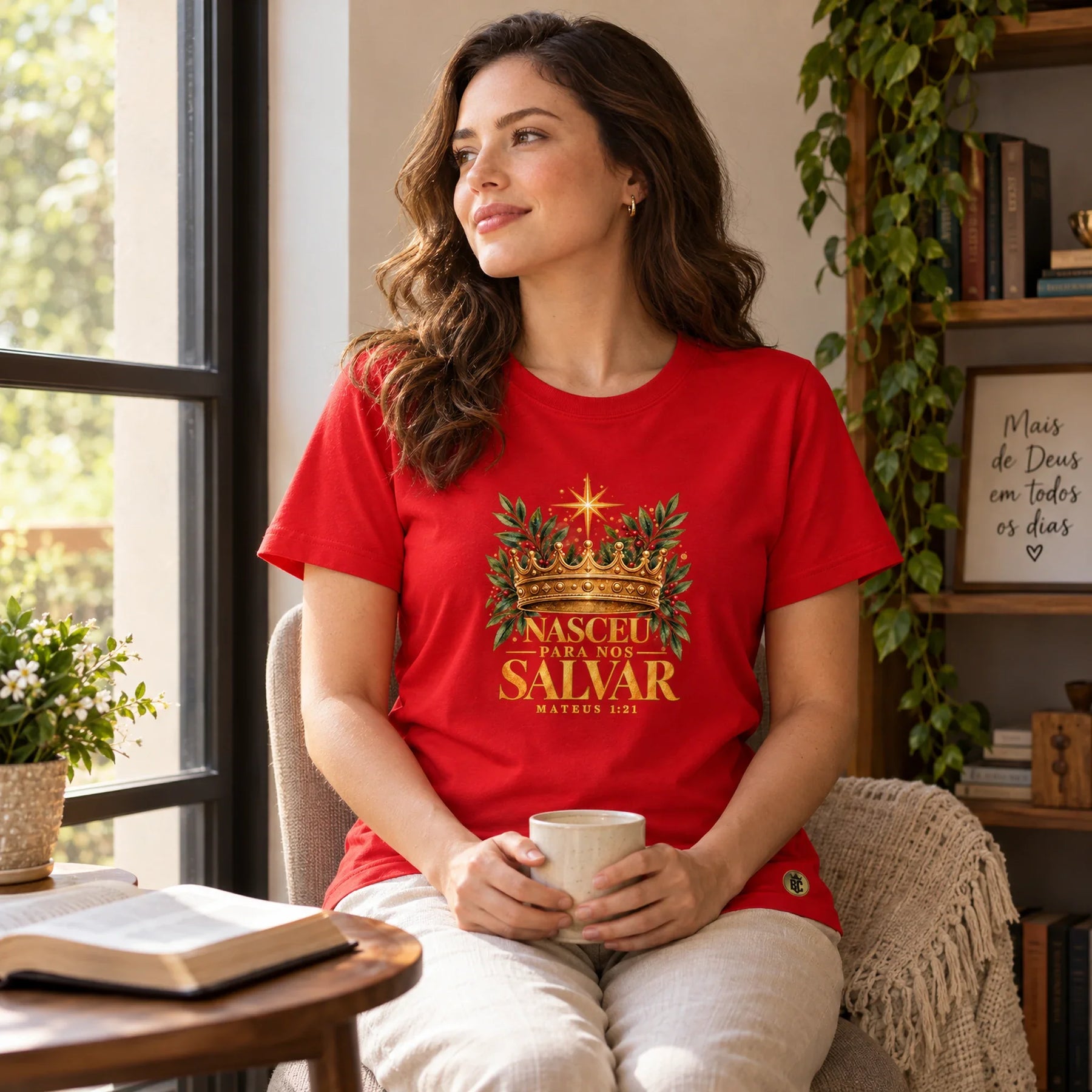 Camiseta Feminina Vermelha Nasceu para nos salvar — Ambientada 01