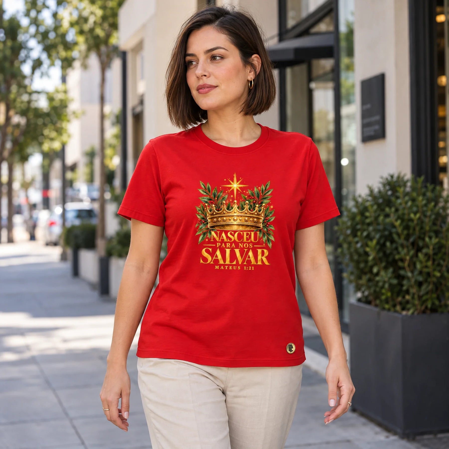 Camiseta Feminina Vermelha Nasceu para nos salvar — Ambientada 02