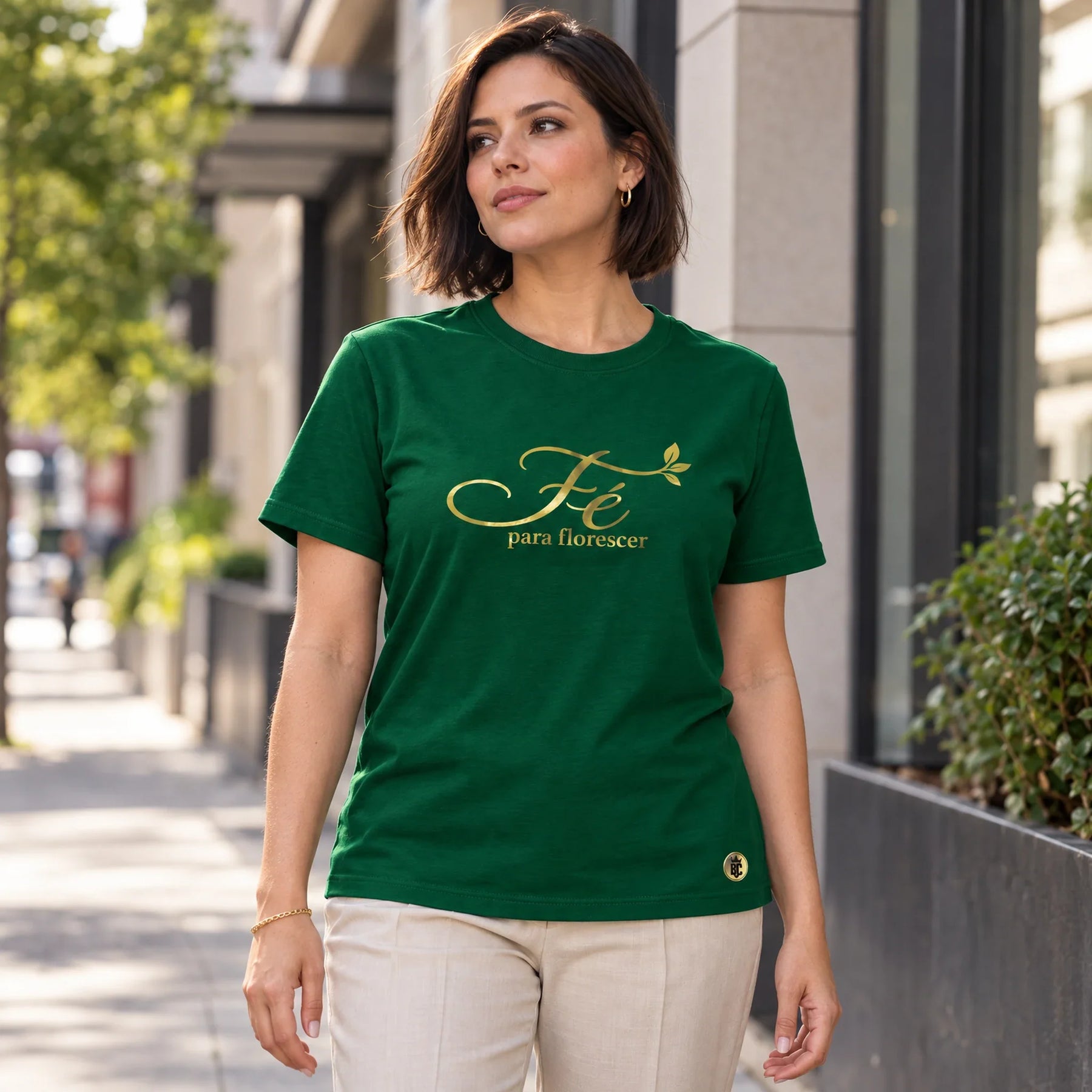 Camiseta Feminina Verde Fé para florescer — Ambientada 02