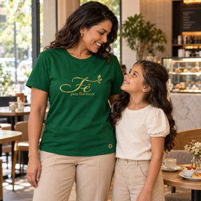 Camiseta Feminina Verde Fé para florescer — Ambientada 03