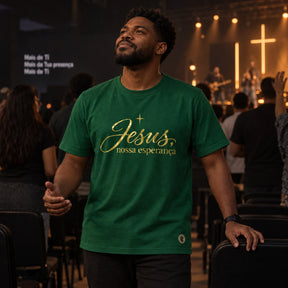 Camiseta Masculina Verde Jesus, nossa esperança — Ambientada 02
