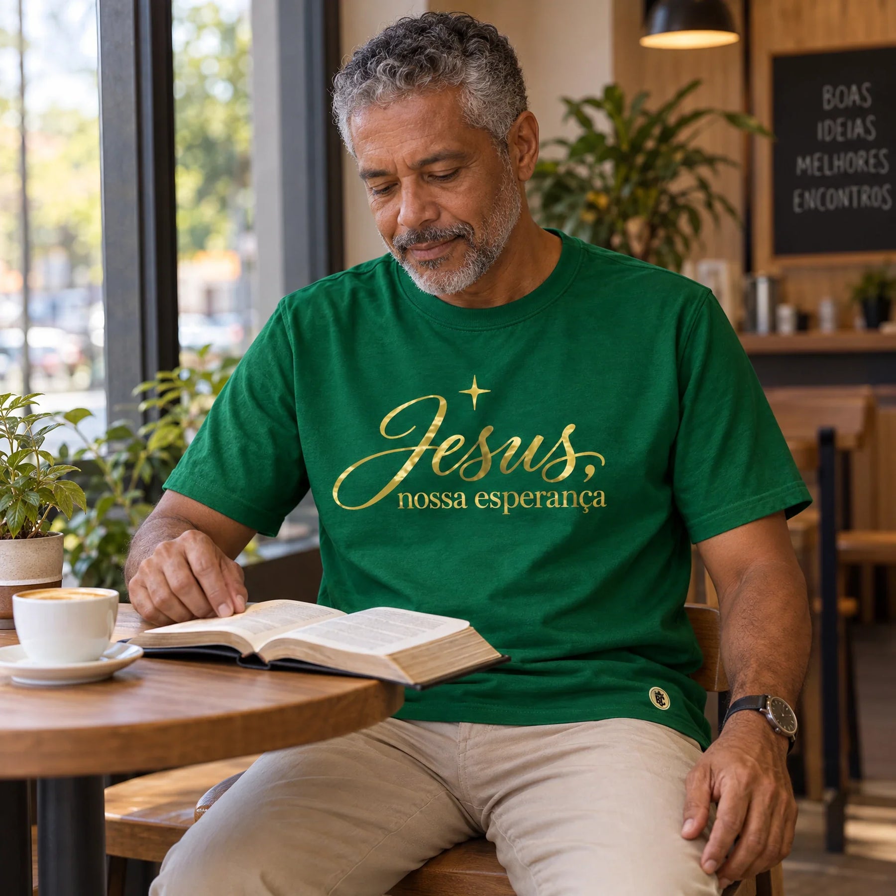 Camiseta Masculina Verde Jesus, nossa esperança — Ambientada 04