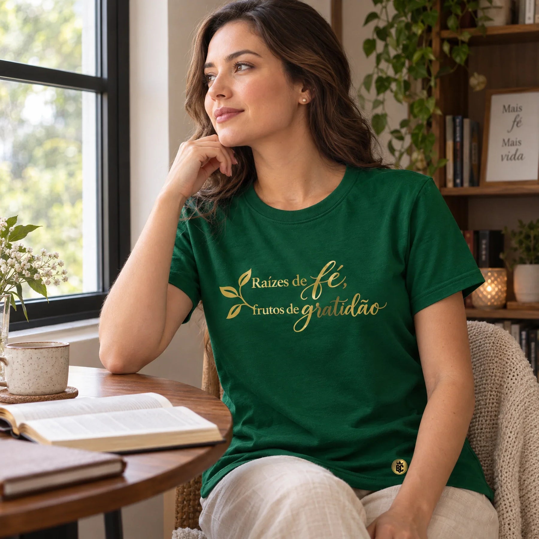 Camiseta Feminina Verde Raízes de fé, frutos de gratidão — Ambientada 01