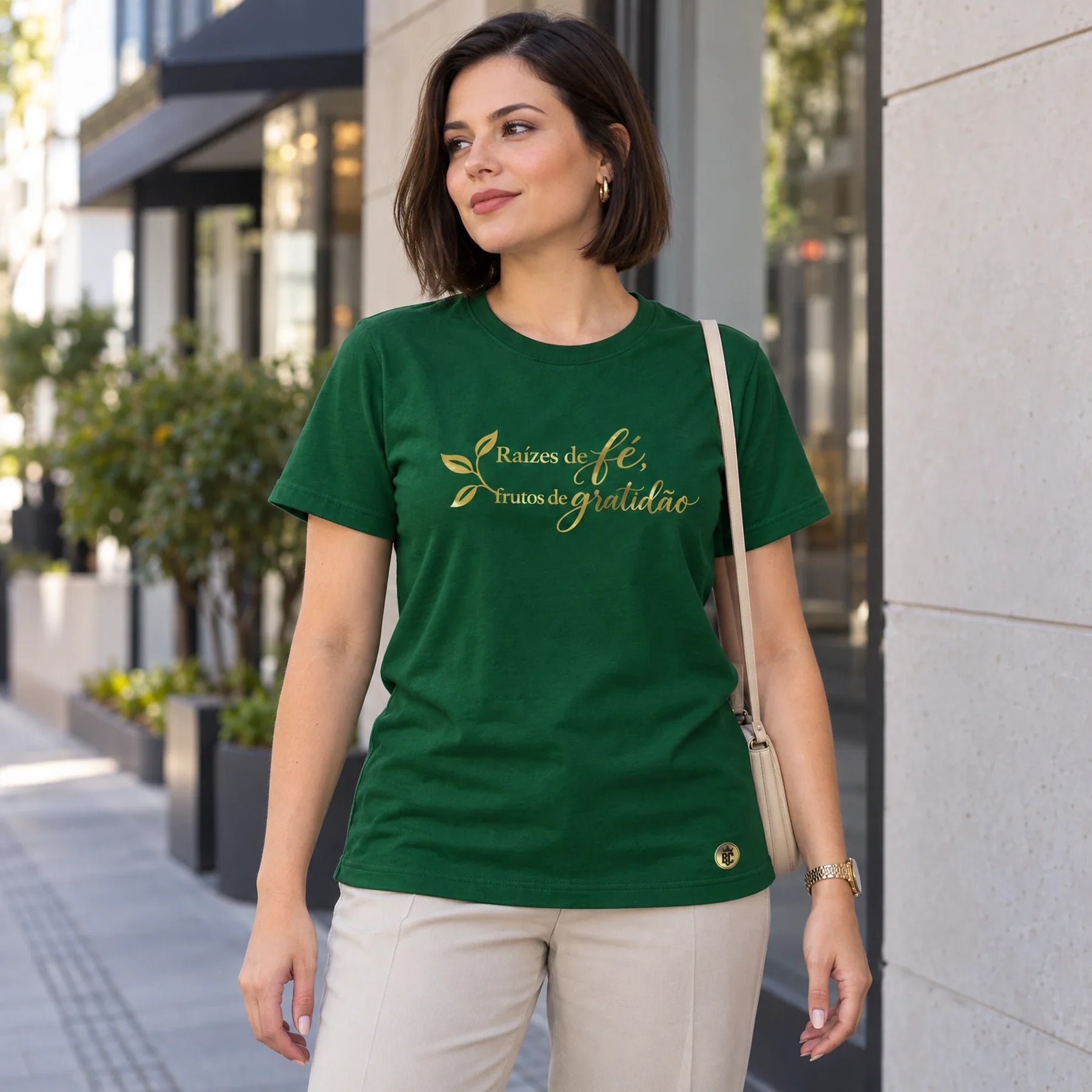 Camiseta Feminina Verde Raízes de fé, frutos de gratidão — Ambientada 02