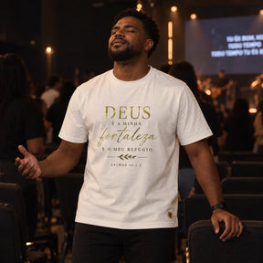 Camiseta Masculina Off White Deus É a Minha Fortaleza — Ambientada 02