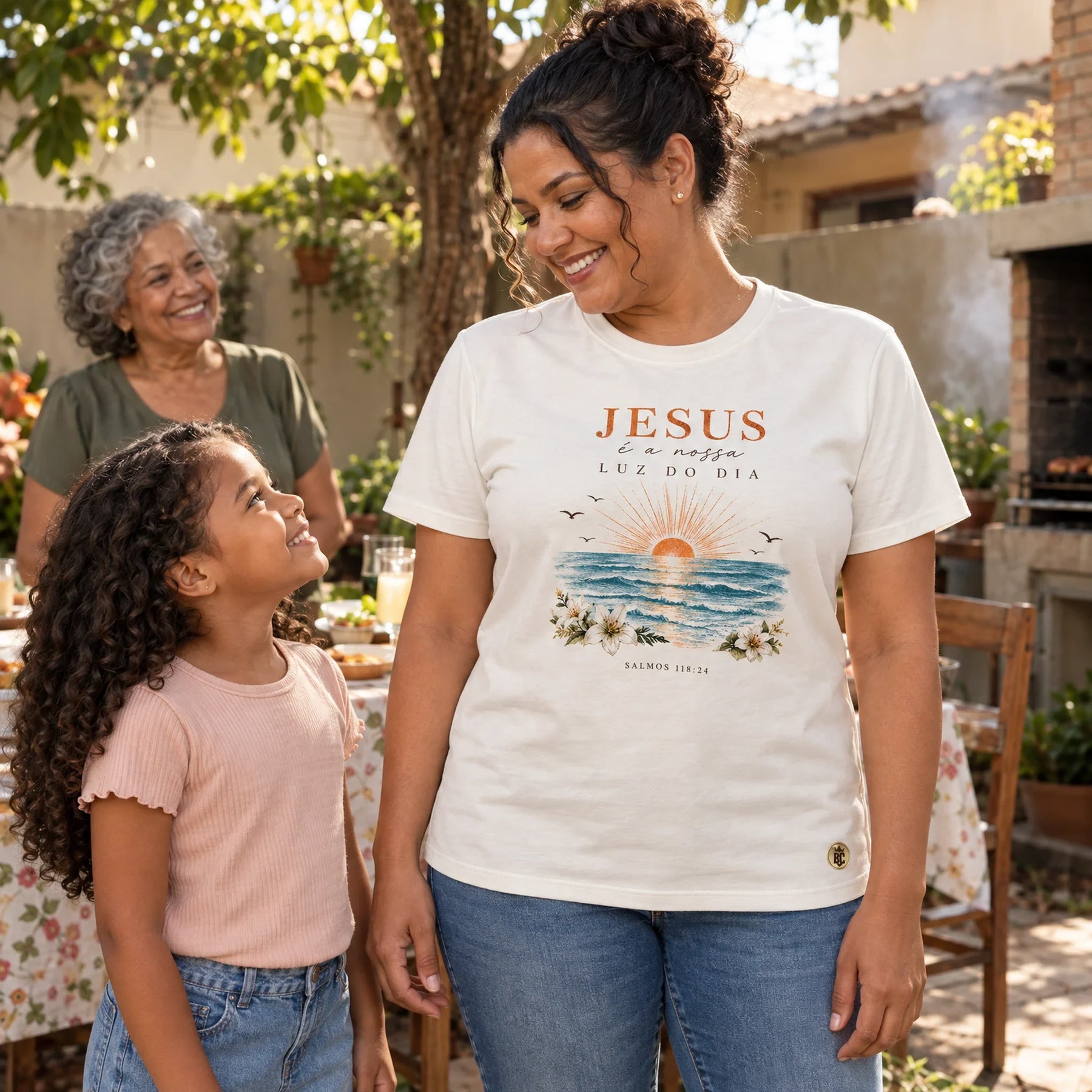 Camiseta Feminina Off White Jesus é a nossa luz do dia — Ambientada 03