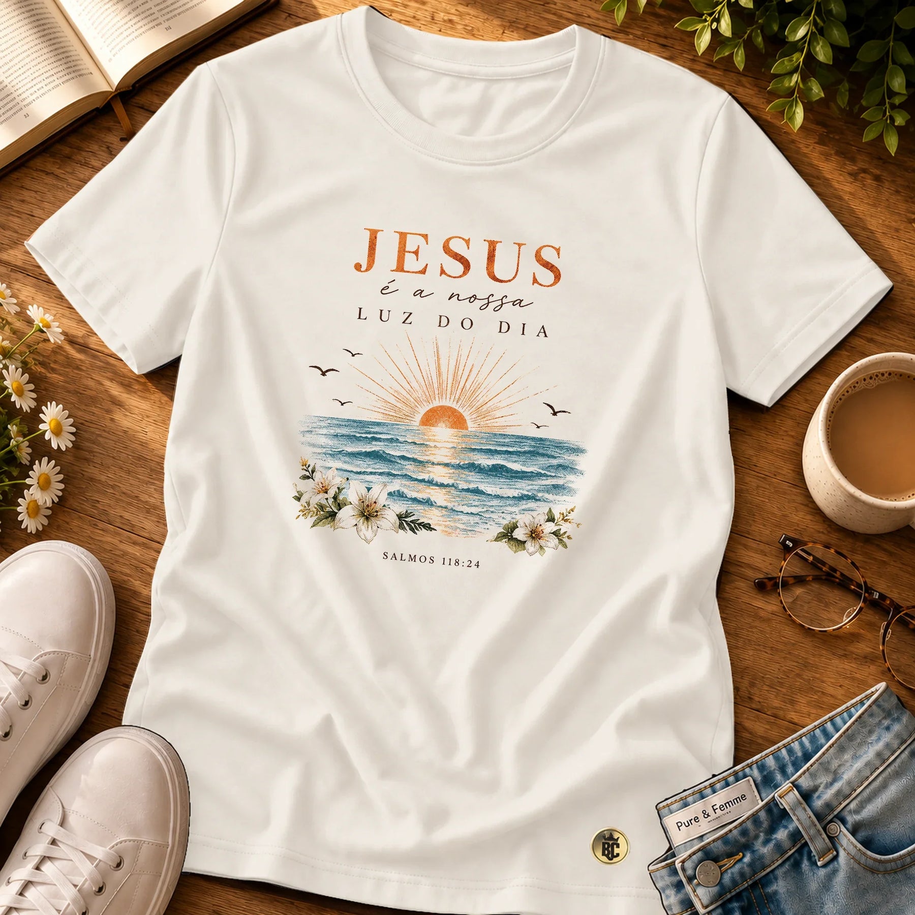 Camiseta Feminina Off White Jesus é a nossa luz do dia — Principal 01