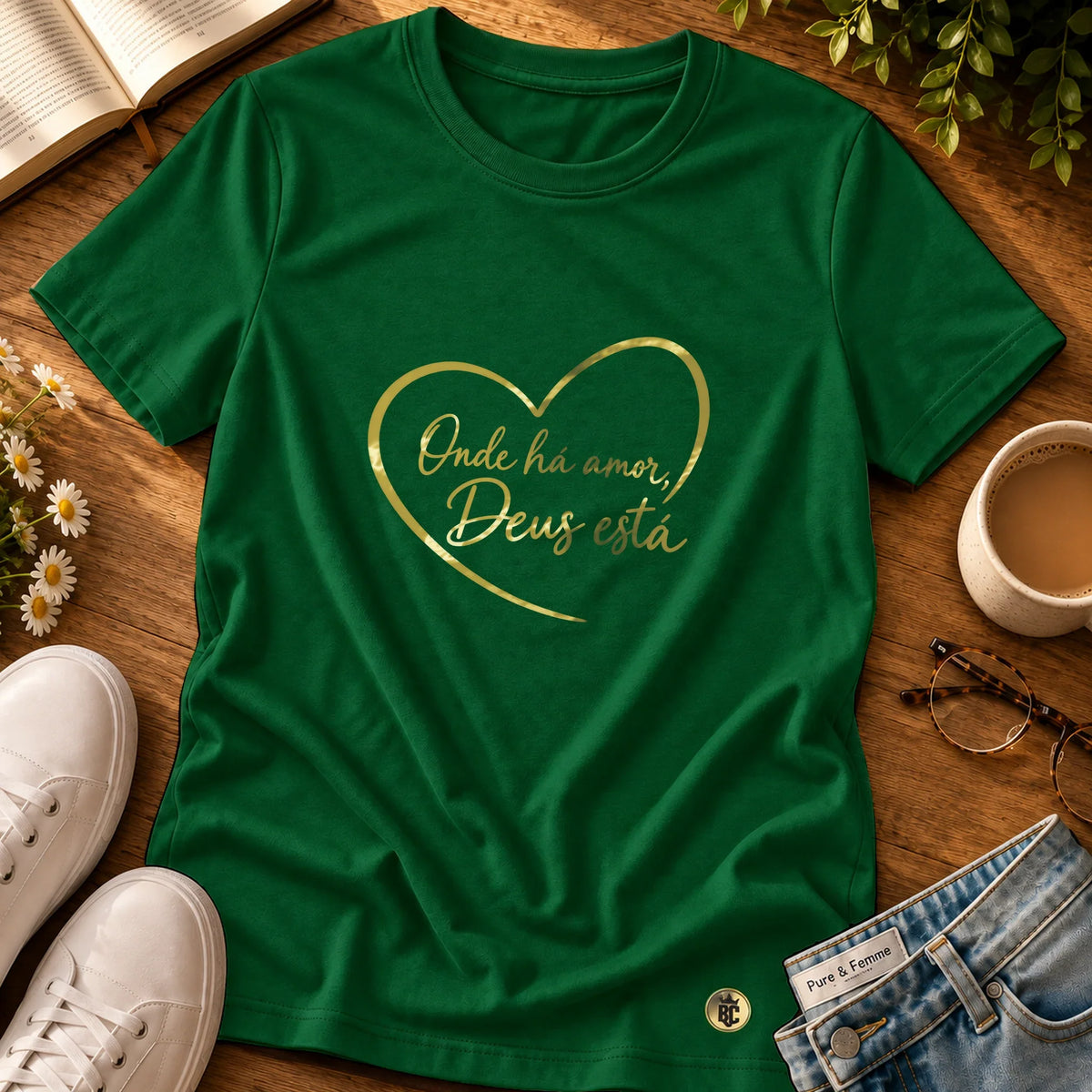 Camiseta Feminina Verde Onde há amor, Deus está — Principal 01