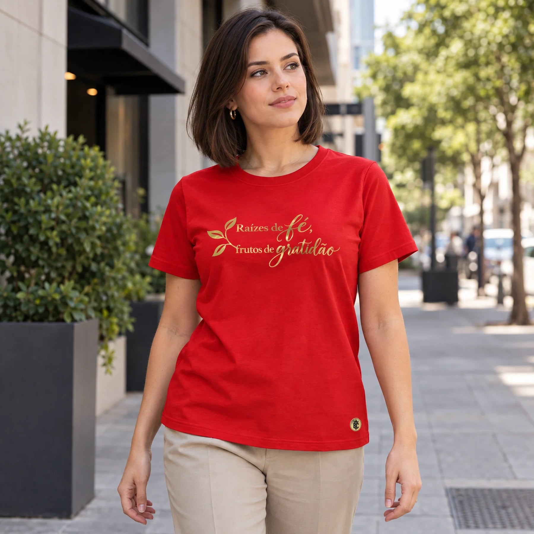 Camiseta Feminina Vermelha Raízes de fé, frutos de gratidão — Ambientada 02