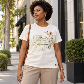 Camiseta Feminina Off White Floresça — Ambientada 03