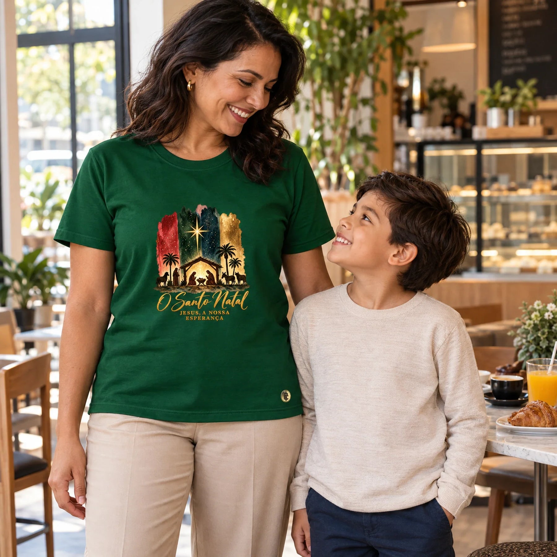 Camiseta Feminina Verde O Santo Natal — Ambientada 03