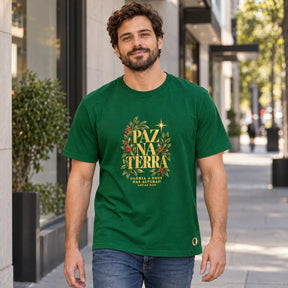 Camiseta Masculina Verde Paz na Terra — Ambientada 01