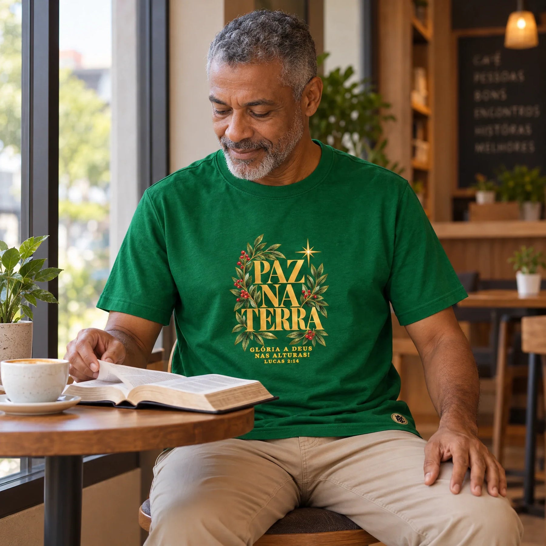 Camiseta Masculina Verde Paz na Terra — Ambientada 04