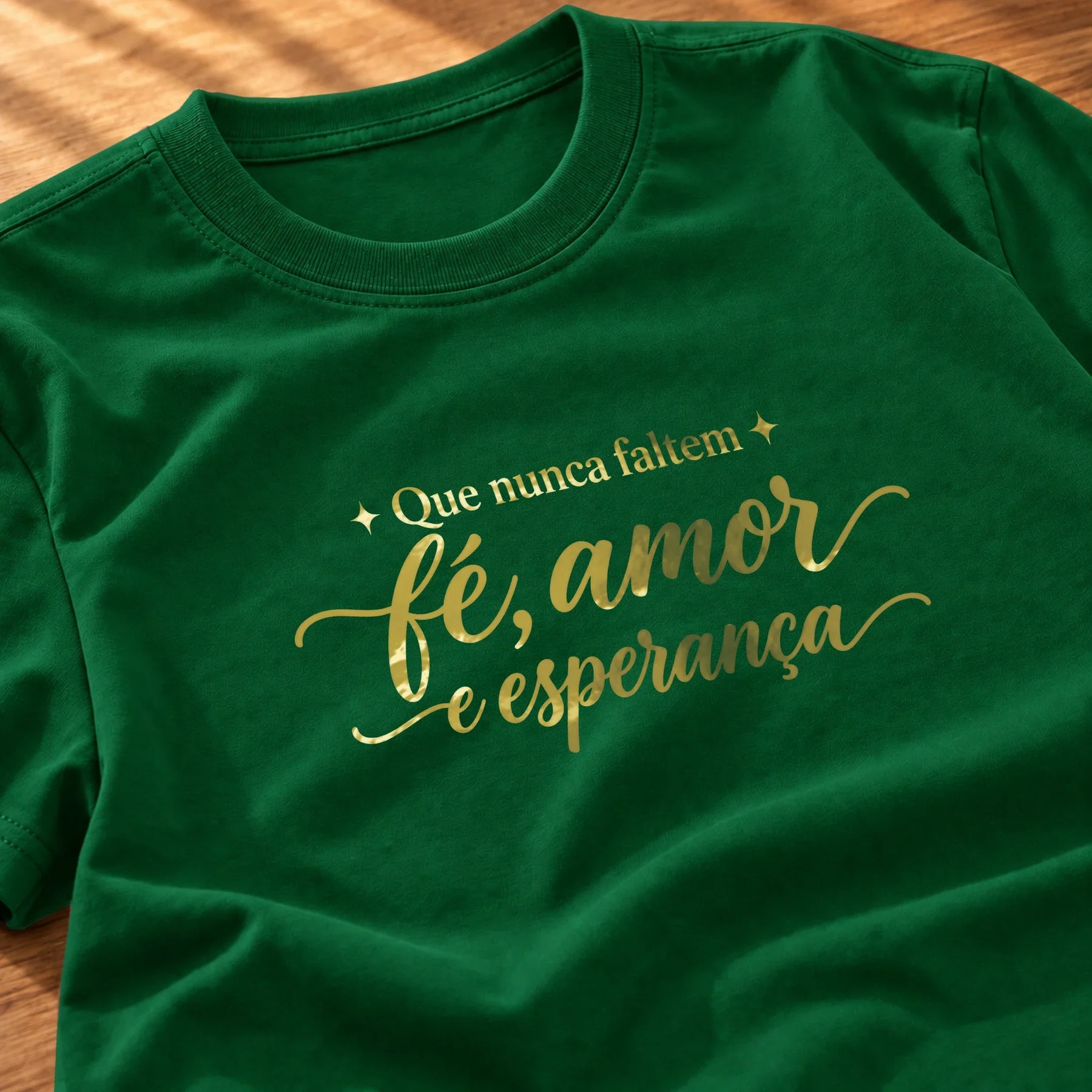 Camiseta Feminina Verde Que nunca faltem fé, amor e esperança — Zoom