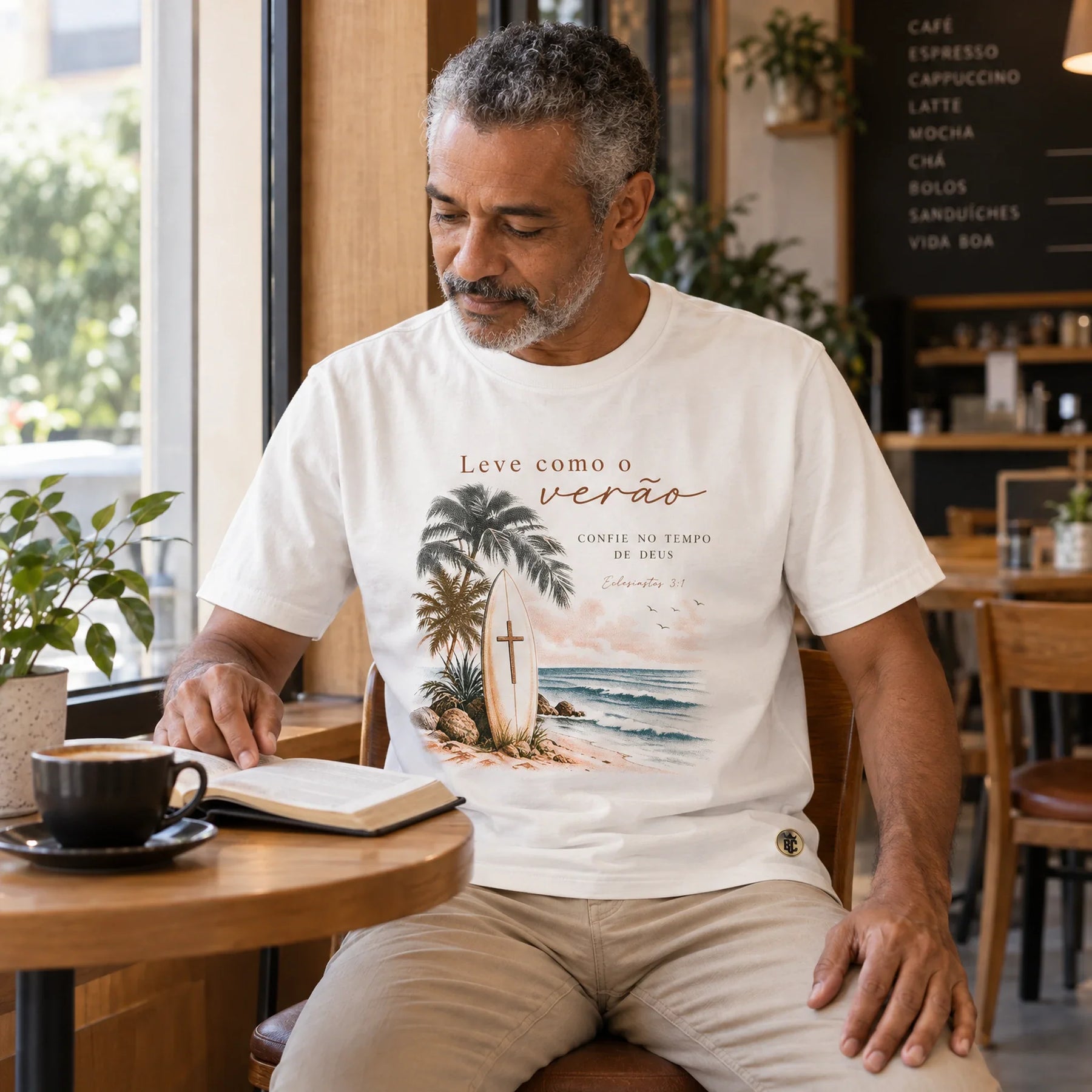 Camiseta Masculina Off White Leve Como o Verão — Ambientada 04