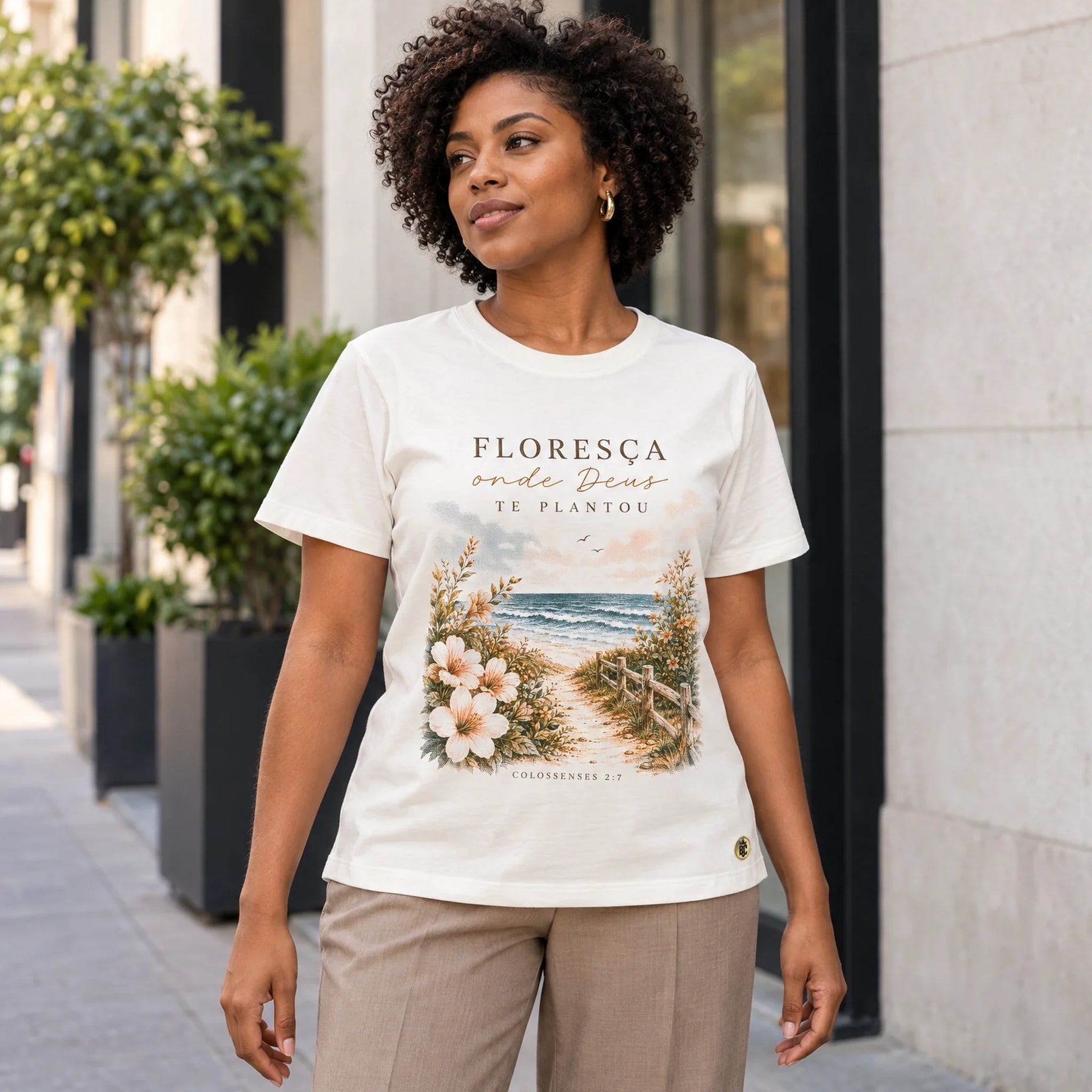 Camiseta Feminina Off White Floresça onde Deus te plantou — Ambientada 01