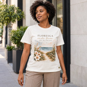 Camiseta Feminina Off White Floresça onde Deus te plantou — Ambientada 01