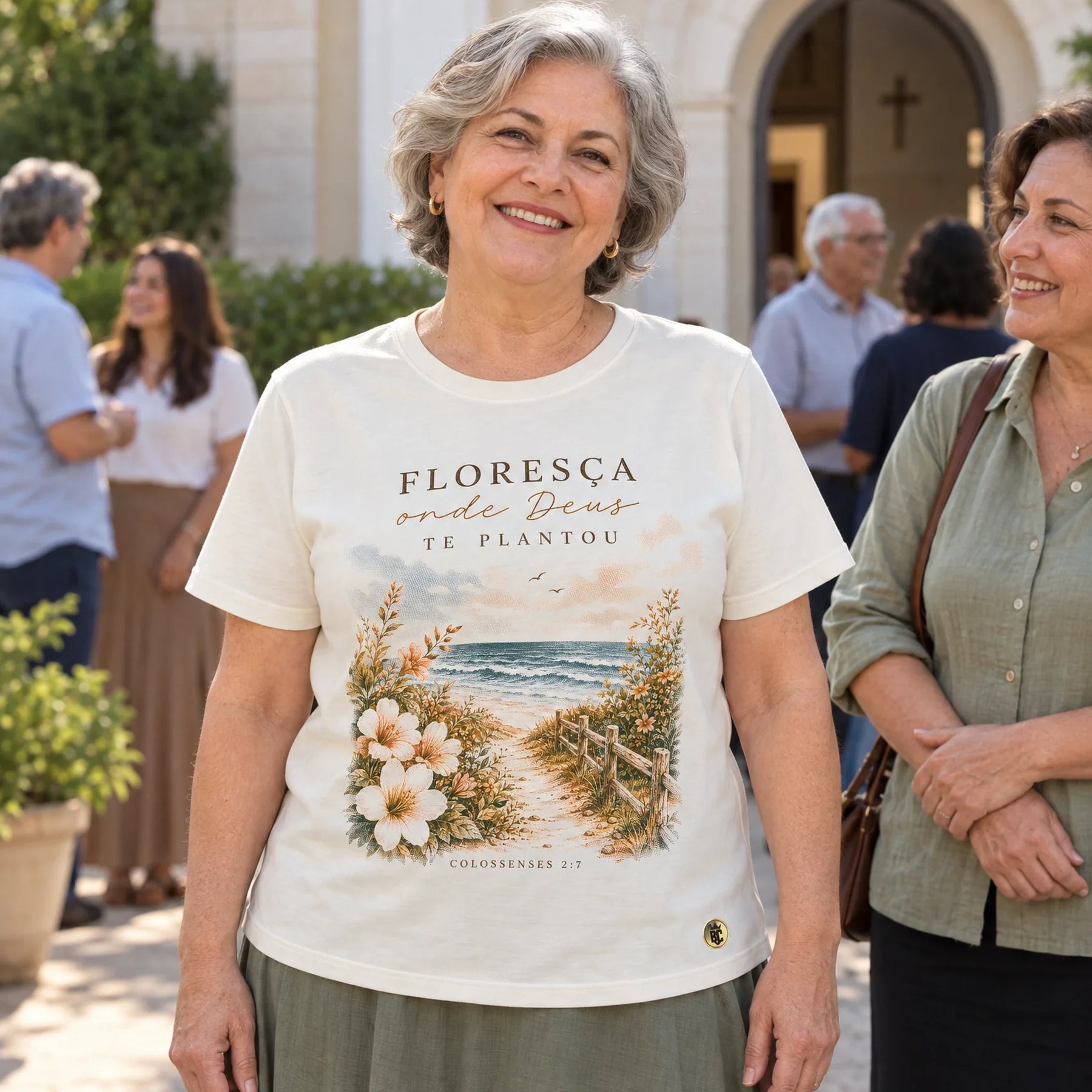 Camiseta Feminina Off White Floresça onde Deus te plantou — Ambientada 02