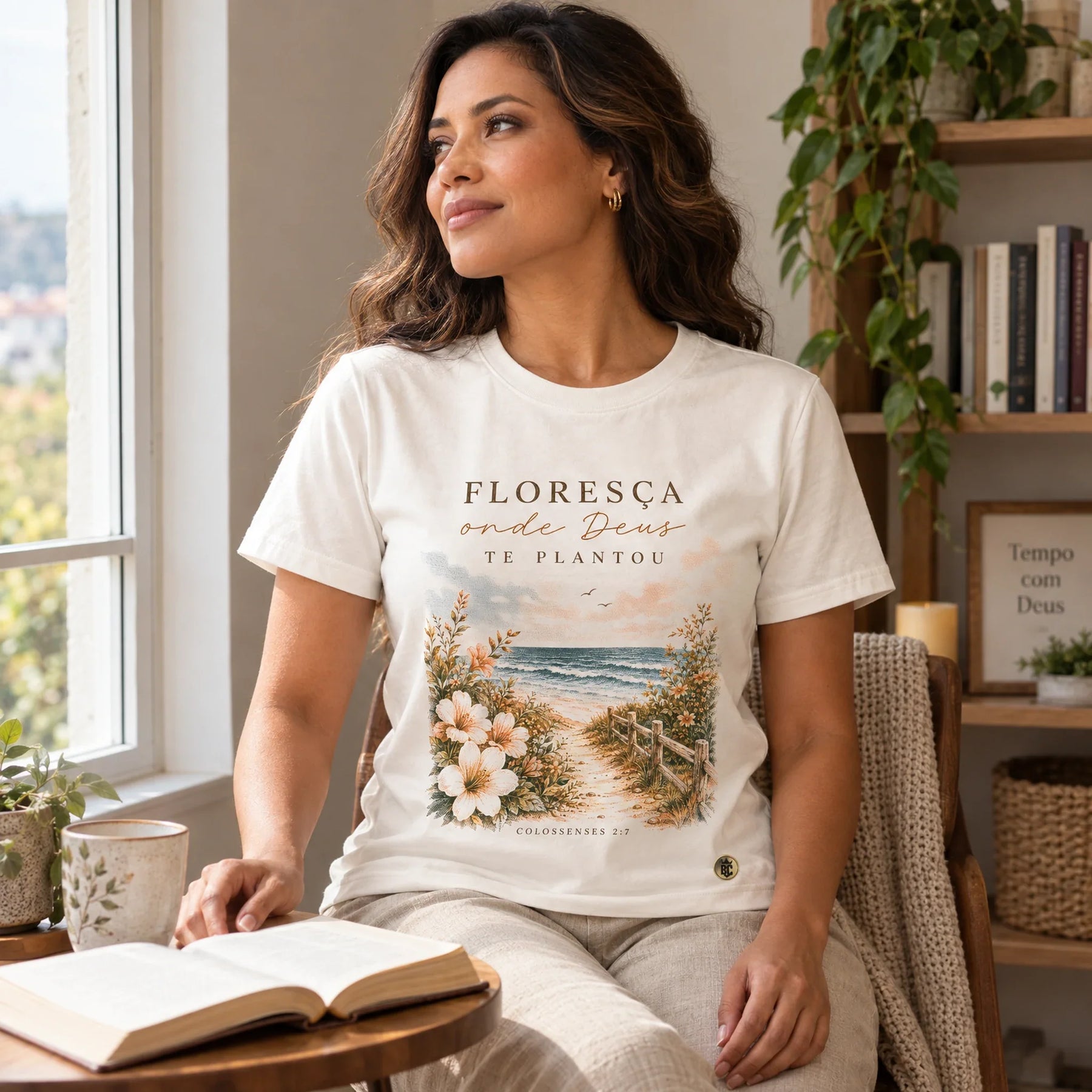 Camiseta Feminina Off White Floresça onde Deus te plantou — Ambientada 04