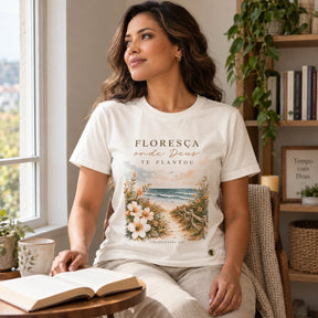 Camiseta Feminina Off White Floresça onde Deus te plantou — Ambientada 04