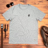 Camiseta Masculina Cinza Escudo Fé Detalhe