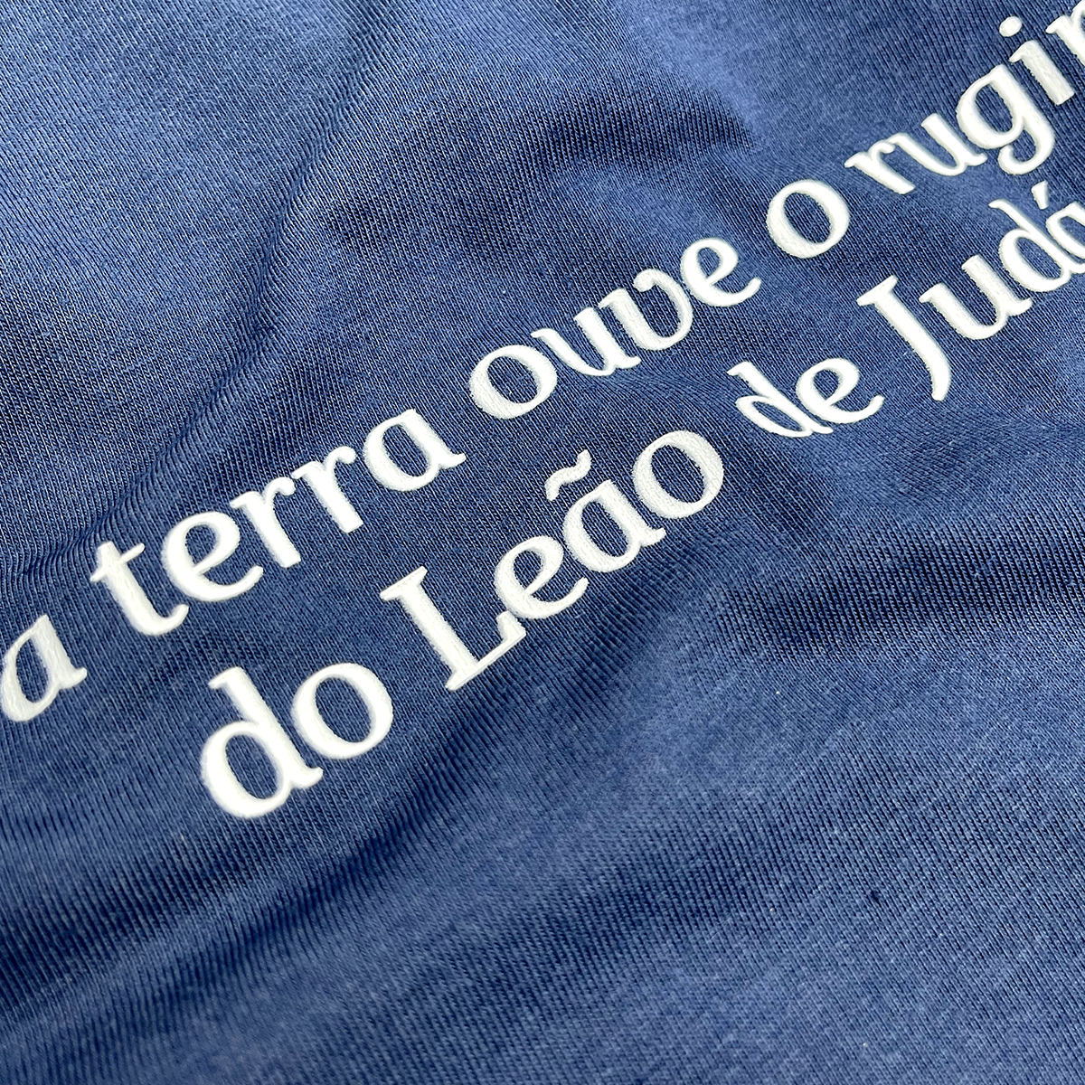 Camiseta Masculina Azul A Terra Ouve O Rugir Do Leão De Judá