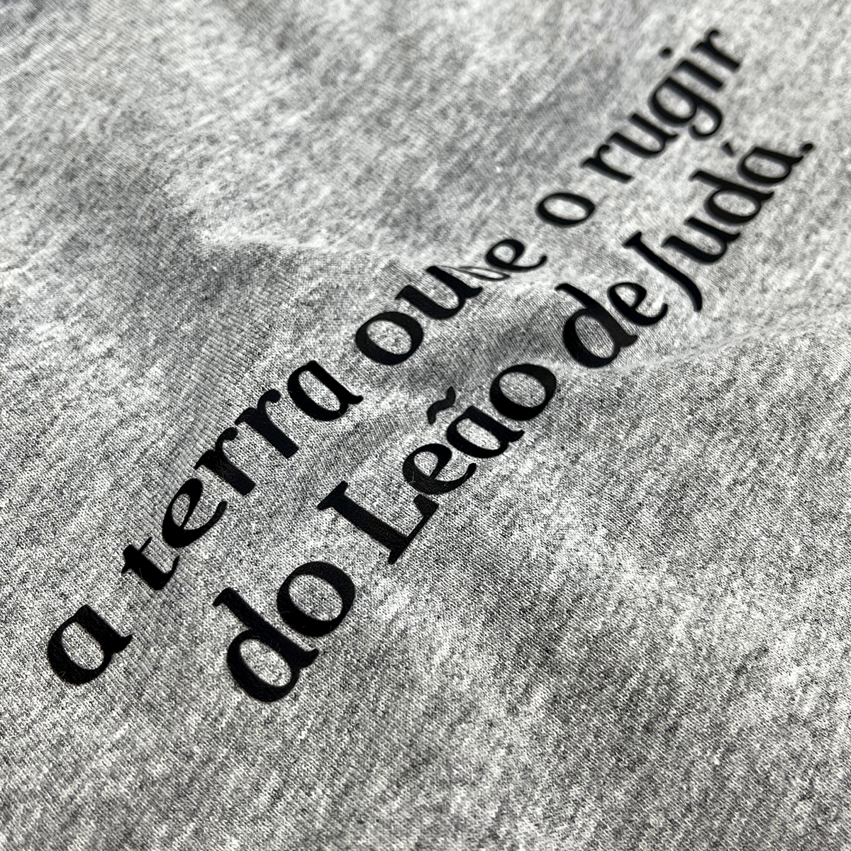 Camiseta Masculina Cinza A Terra Ouve O Rugir Do Leão De Judá