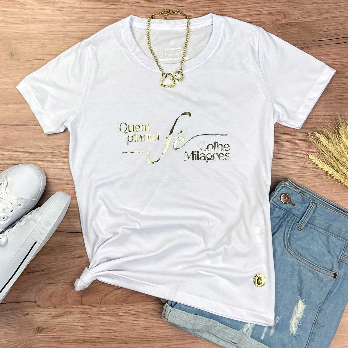 Camiseta Feminina Branca Quem Planta Fé Dourado