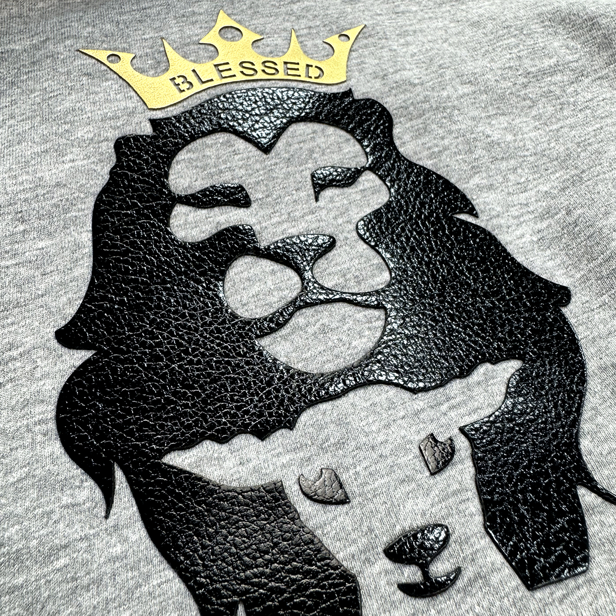 Camiseta Masculina Cinza Coroa Cordeiro e Leão