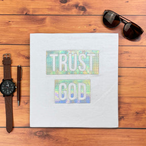 Camiseta Masculina Branca Trust God Holográfico