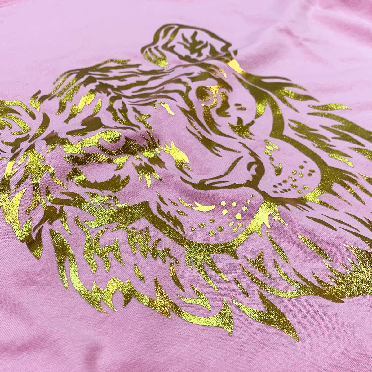 Camiseta Feminina Rosa Leoa Dourada