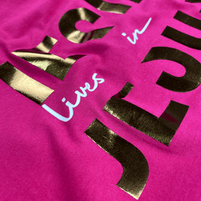 Camiseta Feminina Pink Jesus Lives In Me