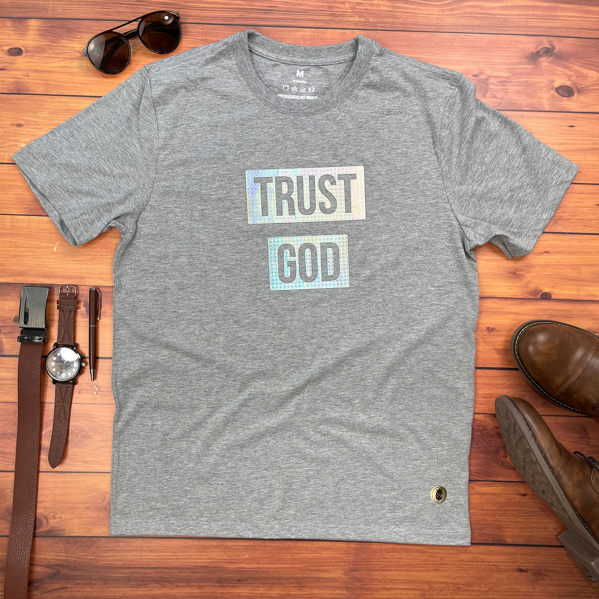 Camiseta Masculina Cinza Trust God Holográfico