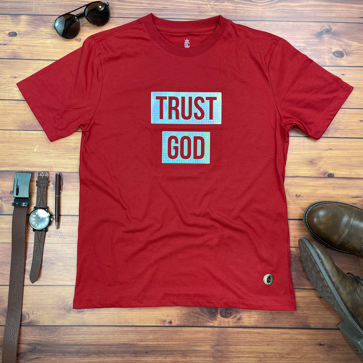 Camiseta Masculina Vermelha Trust God Holográfico
