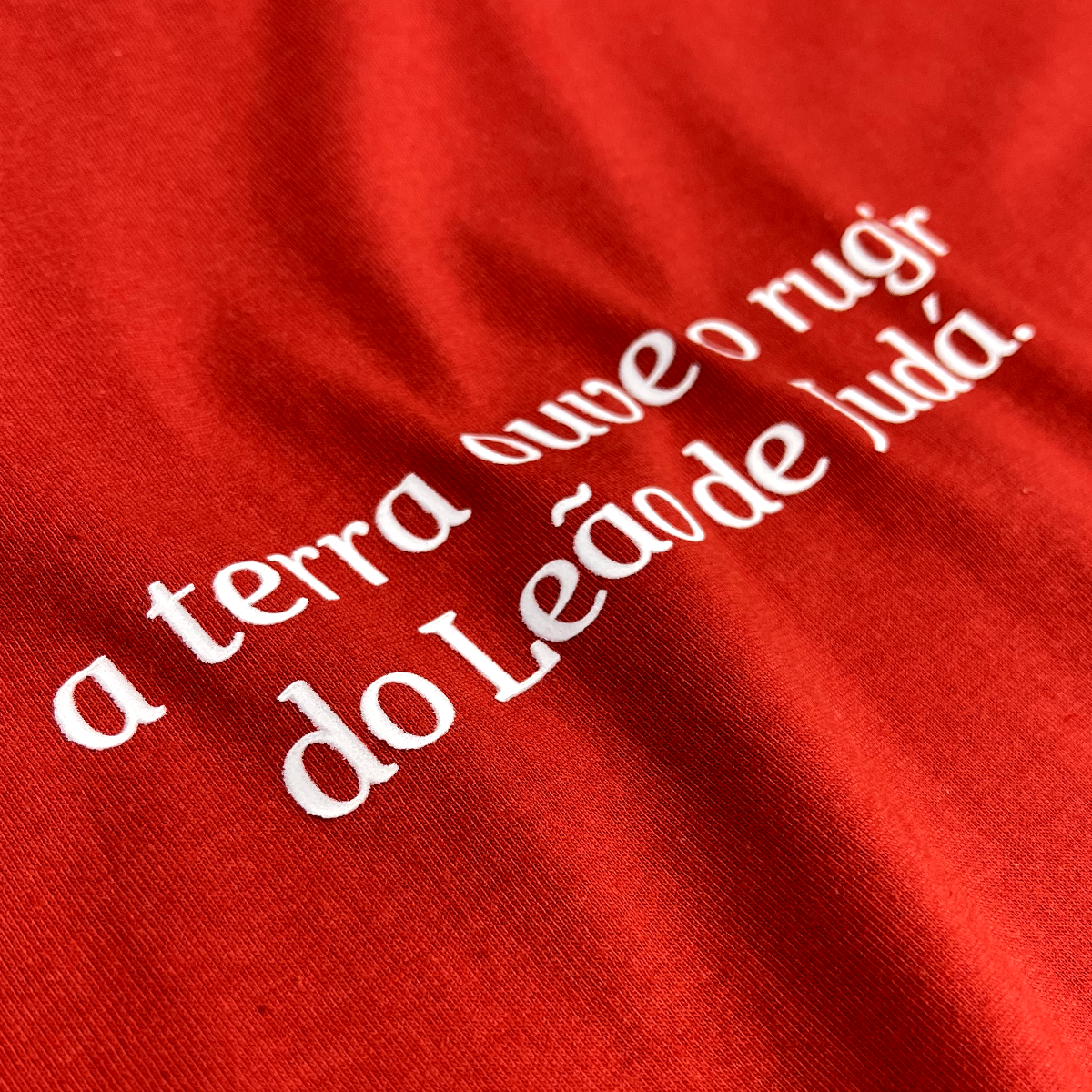 Camiseta Feminina Vermelha A Terra Ouve O Rugir Do Leão De Judá