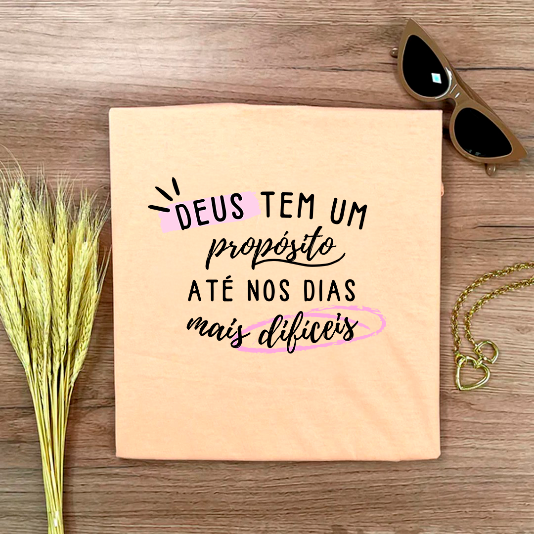 Camiseta Feminina Salmão Deus Tem Um Propósito Até Nos Dias Mais Difíceis