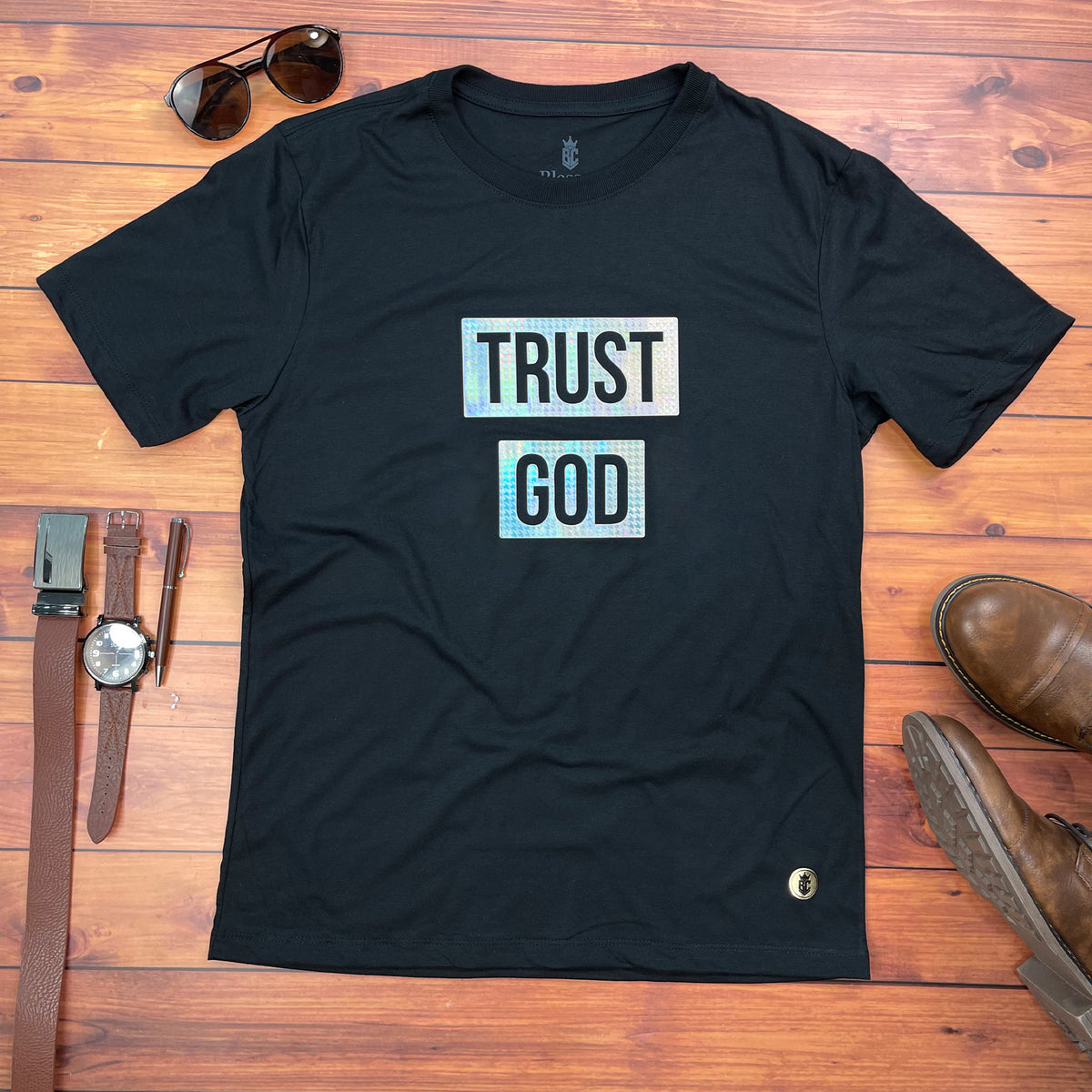 Camiseta Masculina Preta Trust God Holográfico