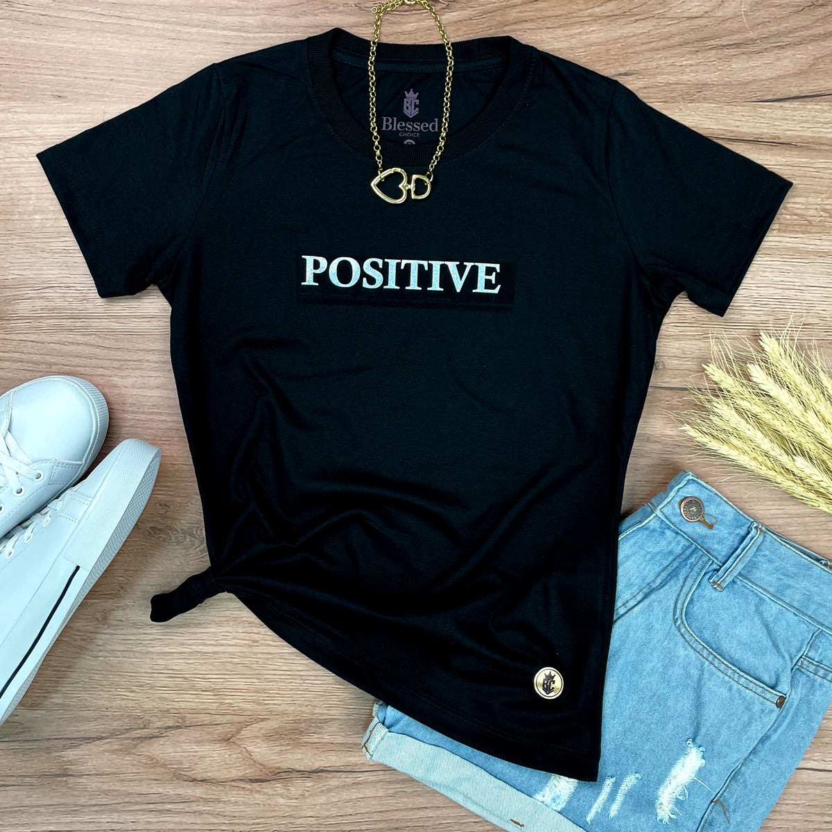 Camiseta Feminina Preta Aplique Positive