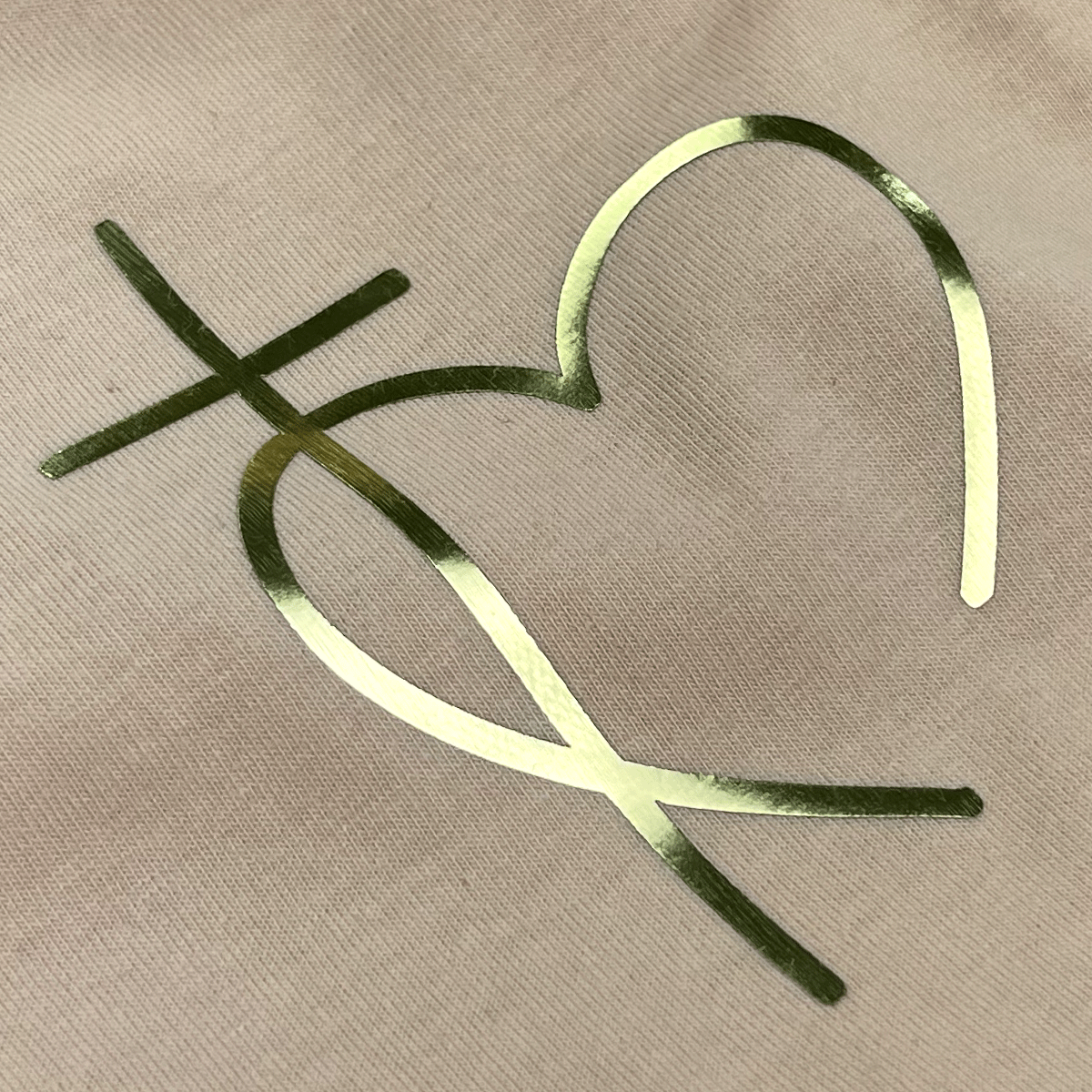Camiseta Feminina Salmão Cruz Coração Minimalista