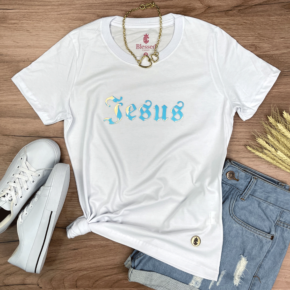 Camiseta Feminina Branca Aplique Jesus
