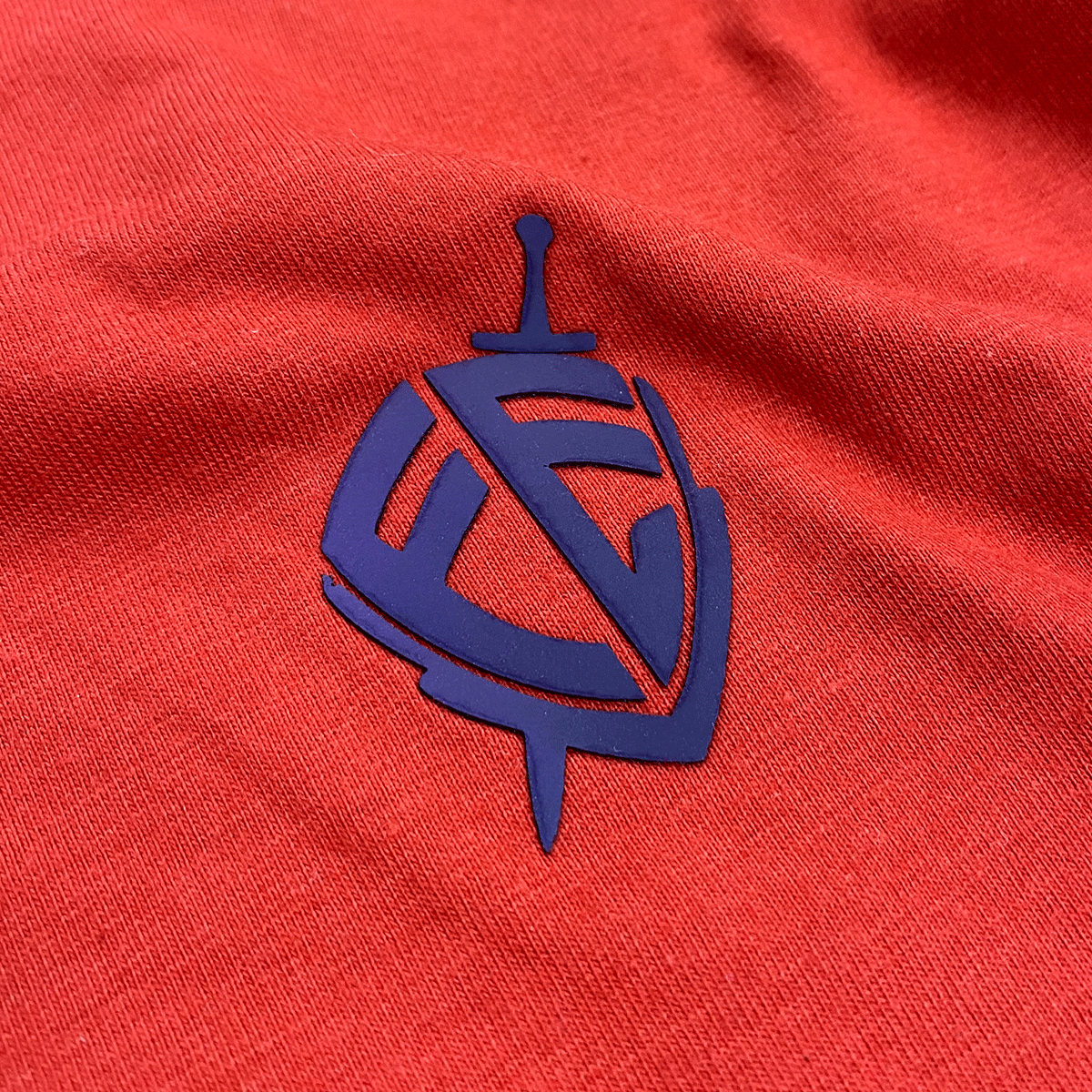Camiseta Masculina Vermelha Escudo Fé Detalhe